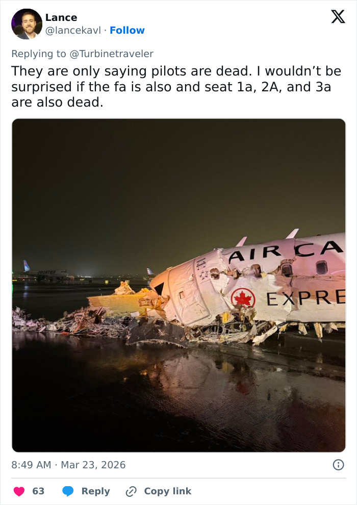 Destroços do avião Air Canada Express danificados na pista molhada à noite após o acidente do LaGuardia envolvendo comissário de bordo.