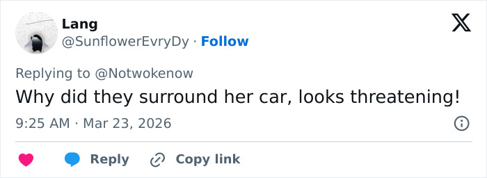 Captura de tela de um tweet discutindo uma mulher de 20 anos de Kentucky presa após dirigir contra uma multidão com extrema indiferença.