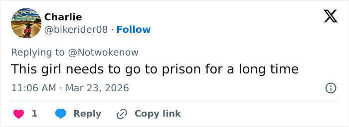 Captura de tela de um tweet de Charlie expressando que a mulher de 20 anos de Kentucky deveria ficar na prisão por um longo tempo.