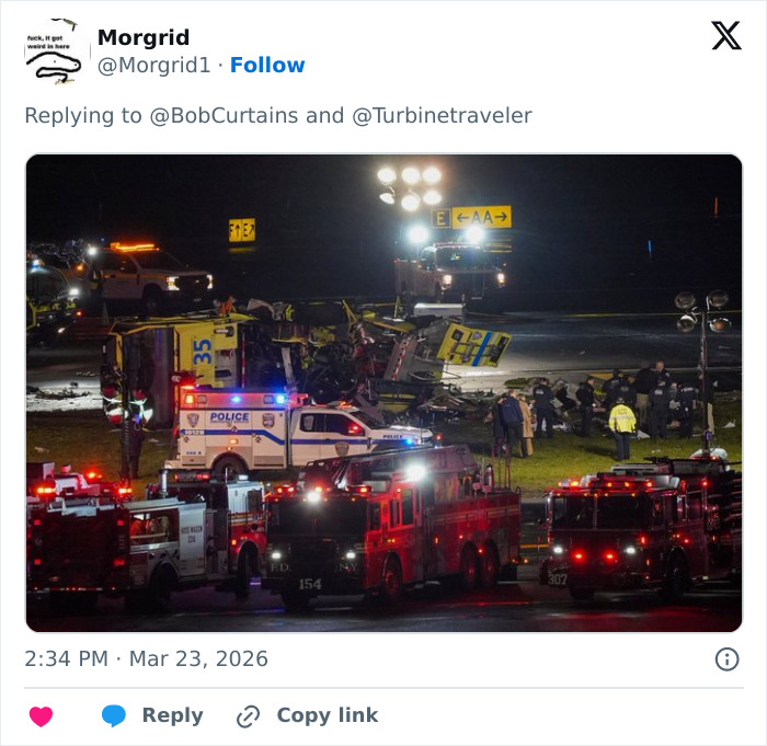 Equipes de emergência à noite em torno dos destroços após o acidente do LaGuardia envolvendo o incidente com o comissário de bordo da Air Canada.