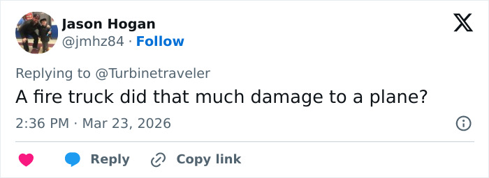 Usuário do Twitter questionando a extensão dos danos causados ​​a um avião, referindo-se ao incidente com o comissário de bordo da Air Canada.