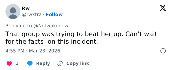 Tweet do usuário Rw comentando sobre a mulher de 20 anos de Kentucky presa após dirigir em um incidente com uma multidão.