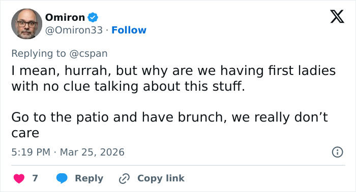 O momento de Melania Trump com o robô fez com que todos percebessem o mesmo detalhe estranho