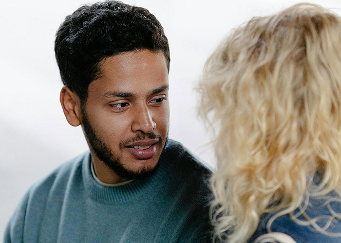 Homem e mulher tendo uma conversa séria, capturando o momento em que um ex revela seu verdadeiro eu em um relacionamento.