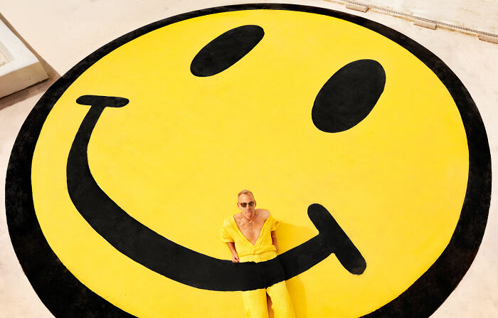 Artist Duo Creates Incredible Hand-Knitted Camouflage That Blends People Into Real Places (27 Pics)