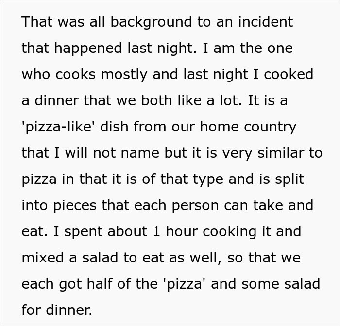 Trecho de texto que descreve um marido preparando um prato caseiro parecido com pizza e salada antes que o comentário cruel de uma esposa grávida cause mágoas. Trecho de texto que descreve um marido preparando um prato caseiro parecido com pizza e salada antes que o comentário cruel de uma esposa grávida cause mágoas.