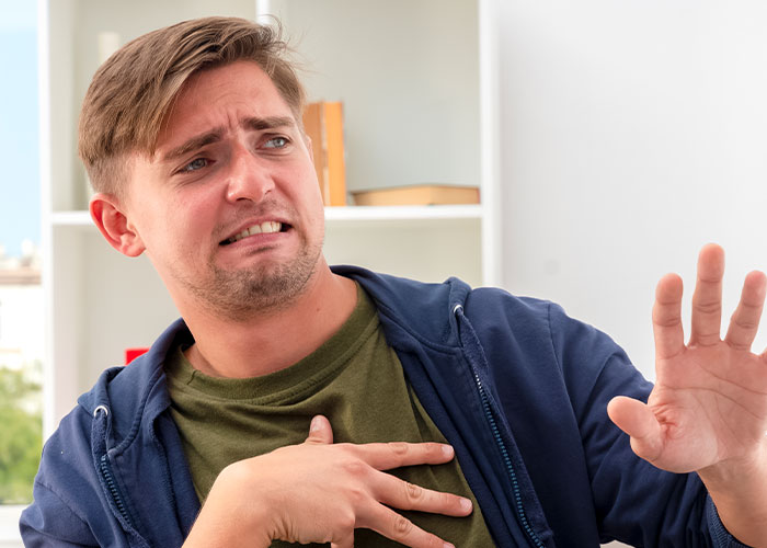 Cara vê um vídeo antigo de sua namorada, seu comentário nojento a deixa traumatizada Cara vê um vídeo antigo de sua namorada, seu comentário nojento a deixa traumatizada