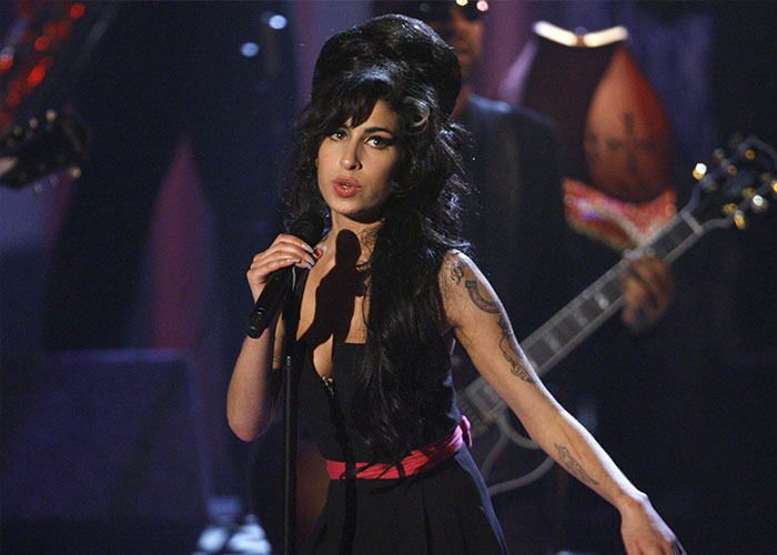 "Jim Carrey's And Amy's Clones": Singer Is Going Viral For Eerie Resemblance To Amy Winehouse "Jim Carrey's And Amy's Clones": Singer Is Going Viral For Eerie Resemblance To Amy Winehouse