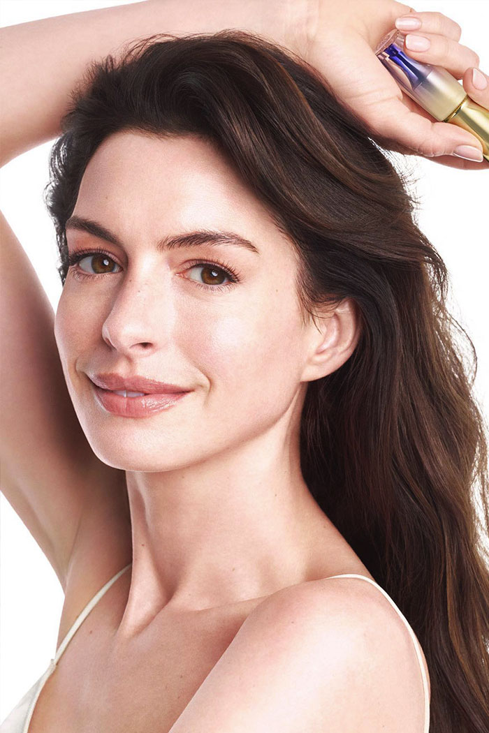 A aparição de Anne Hathaway no Oscar provoca reações selvagens enquanto os fãs percebem algo estranho