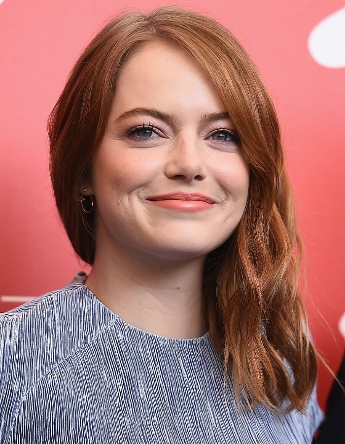 O visual do Oscar de Emma Stone levanta as sobrancelhas enquanto a conversa sobre as normas de beleza 'Hollyweird' se intensifica