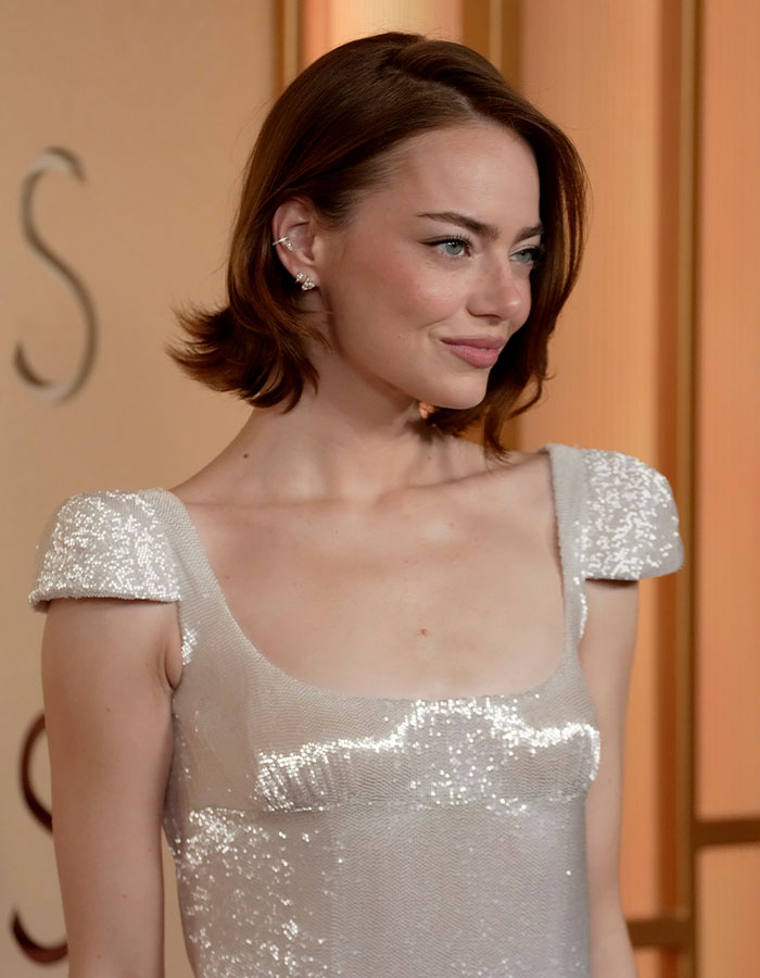 O visual do Oscar de Emma Stone levanta as sobrancelhas enquanto a conversa sobre as normas de beleza 'Hollyweird' se intensifica