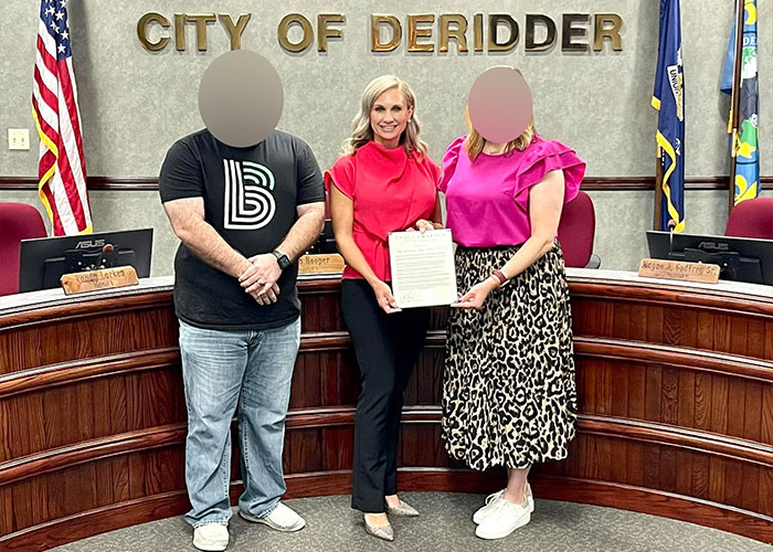 Textos em pĂąnico que o prefeito explodiu depois que ela foi supostamente pega em uma festa na piscina com o amigo do filho Textos em pĂąnico que o prefeito explodiu depois que ela foi supostamente pega em uma festa na piscina com o amigo do filho