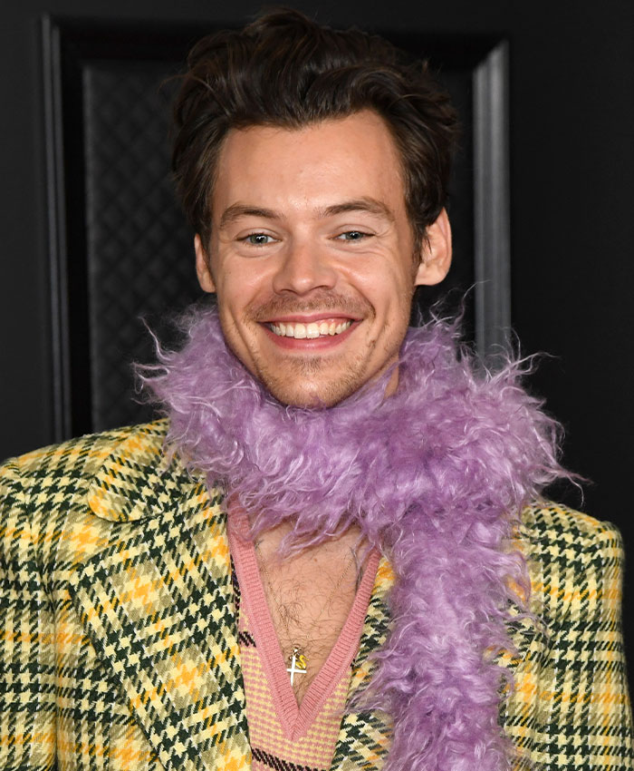 Depois de anos de acusações de queerbaiting, Harry Styles usou seu monólogo SNL para finalmente se manifestar Depois de anos de acusações de queerbaiting, Harry Styles usou seu monólogo SNL para finalmente se manifestar
