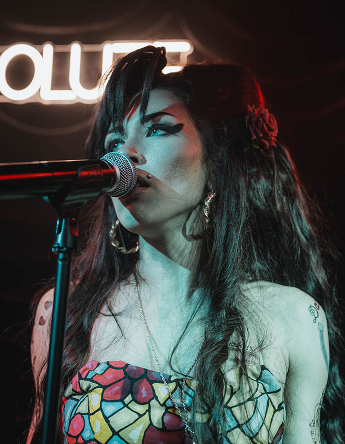 "Jim Carrey's And Amy's Clones": Singer Is Going Viral For Eerie Resemblance To Amy Winehouse "Jim Carrey's And Amy's Clones": Singer Is Going Viral For Eerie Resemblance To Amy Winehouse