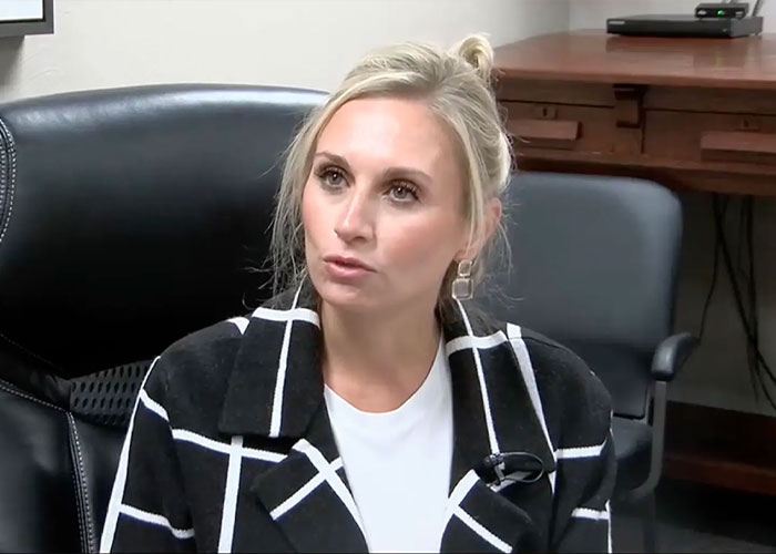 Textos em pĂąnico que o prefeito explodiu depois que ela foi supostamente pega em uma festa na piscina com o amigo do filho Textos em pĂąnico que o prefeito explodiu depois que ela foi supostamente pega em uma festa na piscina com o amigo do filho