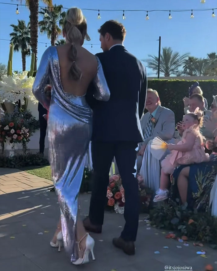 JoJo Siwa revela consequências dolorosas do casamento depois de caminhar até o altar com Chris Hughes JoJo Siwa revela consequências dolorosas do casamento depois de caminhar até o altar com Chris Hughes