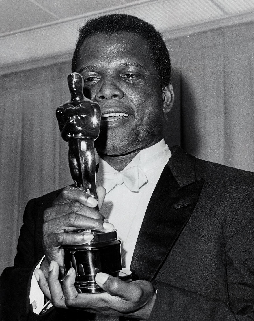 Ainda publicidade do ator vencedor do Oscar Sidney Poitier segurando o Oscar por seu papel em 'Lírios do Campo', 1964. 