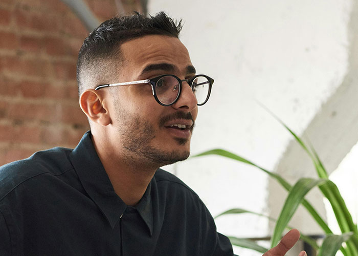 Homem de óculos e camisa escura contando sua história sobre o momento em que seu ex revelou quem eles realmente eram.