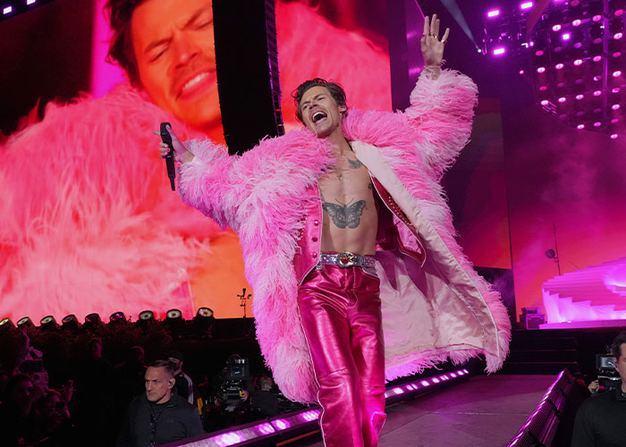 Depois de anos de acusações de queerbaiting, Harry Styles usou seu monólogo SNL para finalmente se manifestar Depois de anos de acusações de queerbaiting, Harry Styles usou seu monólogo SNL para finalmente se manifestar