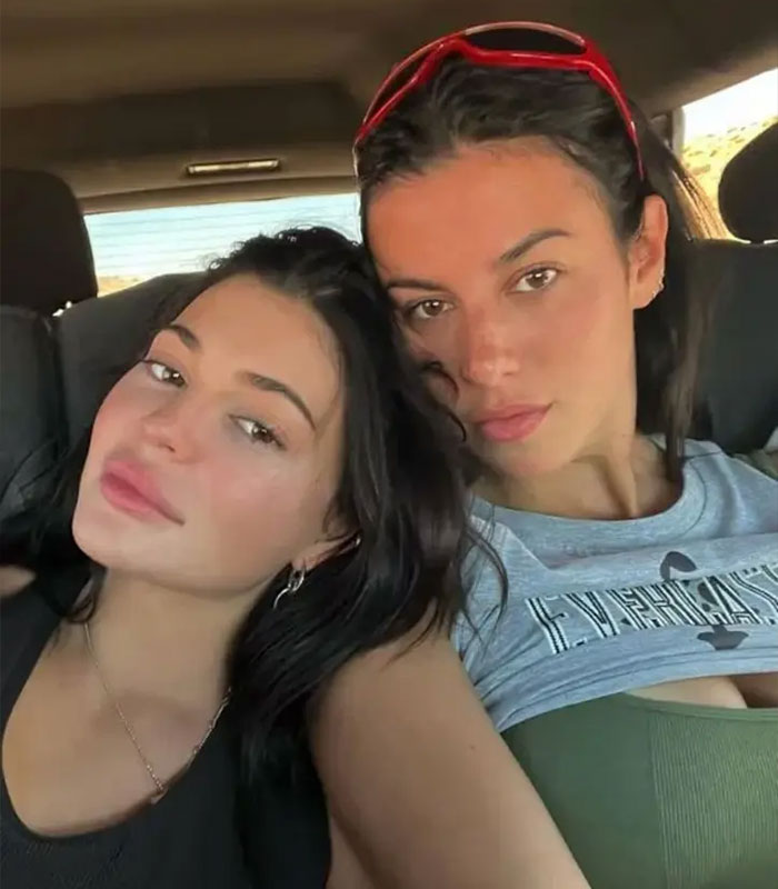Kylie Jenner com sua ex-assistente dentro de um carro, ambas posando de perto para uma foto casual de selfie. Kylie Jenner com sua ex-assistente dentro de um carro, ambas posando de perto para uma foto casual de selfie.