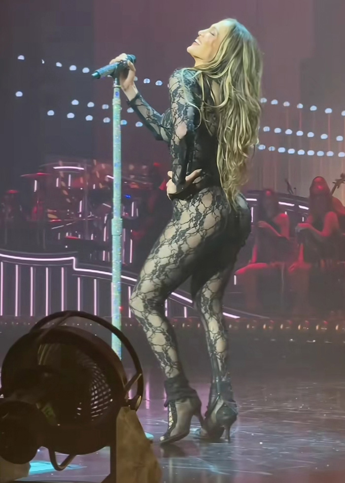 "É por isso que ela não consegue manter um homem": Jennifer Lopez, 56, bateu brutalmente por causa de sua ousada roupa de palco