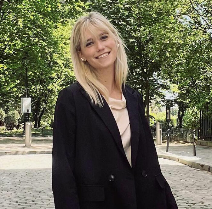 Jovem sorrindo ao ar livre, vestindo um blazer preto, relatou as notícias e reações da suposta nova namorada de Robert Irwin.