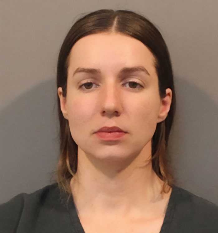 Homem "Ligado e desligado" Ex-namorada é presa por nove acusações de homicídio após supostamente matar sua família Homem "Ligado e desligado" Ex-namorada é presa por nove acusações de homicídio após supostamente matar sua família