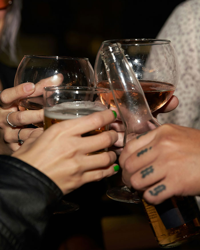Cena explosiva em festa na piscina enquanto o filho do prefeito confronta sua mãe depois de pegá-la com seu amigo Cena explosiva em festa na piscina enquanto o filho do prefeito confronta sua mãe depois de pegá-la com seu amigo