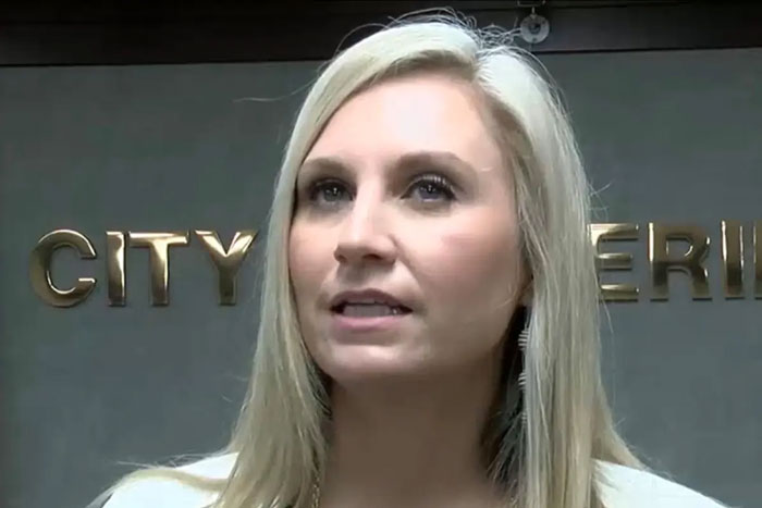 Cena explosiva em festa na piscina enquanto o filho do prefeito confronta sua mãe depois de pegá-la com seu amigo Cena explosiva em festa na piscina enquanto o filho do prefeito confronta sua mãe depois de pegá-la com seu amigo