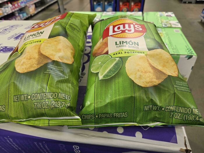 Lay's Limón flavored potato chips bags with different net weights on display