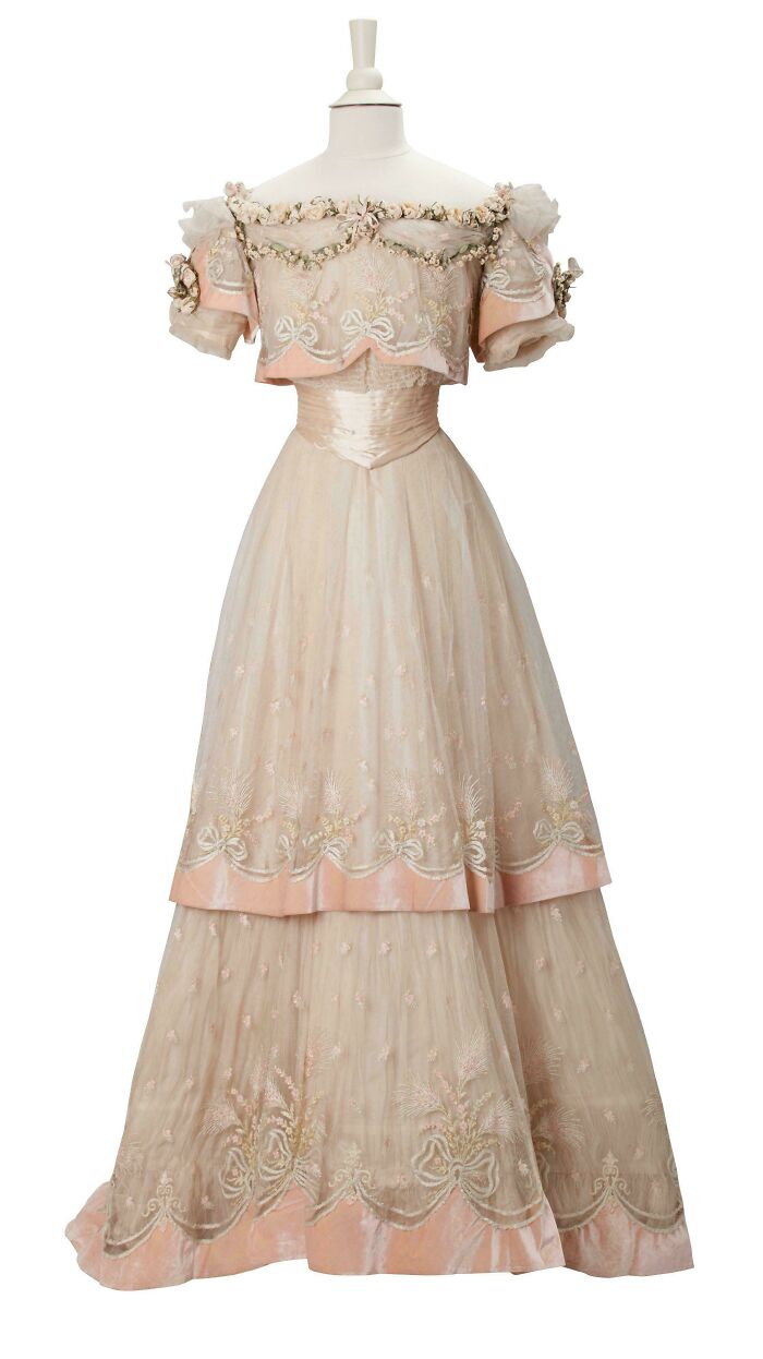 Ball Gown Made Of Silk, With Tulle Embroidered With Floral Motifs, 1905-1906. Museum Für Kunst Und Gewerbe Hamburg