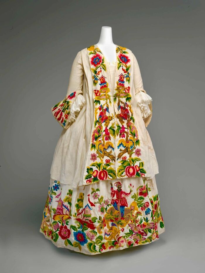 Extremely Unusual Linen Italian Dress Embroidered With Allegorical Figures Of The Four Continents In A Chinoiserie Style, 1725-1740
