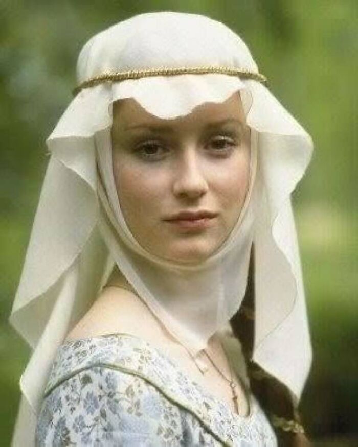 Hear Me Out: Bring Back The Wimple, I Say!!