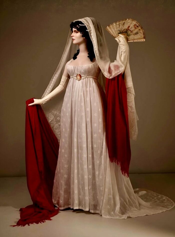 A Rare Embroidered Linon 'Une Merveilleuse' Gown, French, 1796-1800