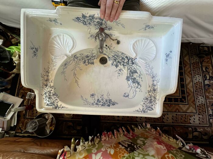 Remarkable antiques: An elegant antique porcelain sink with blue floral patterns and shell details.