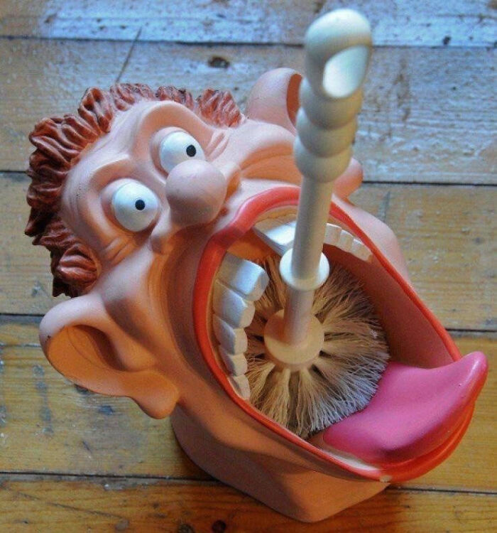 Comical face-shaped toilet brush holder with exaggerated mouth design