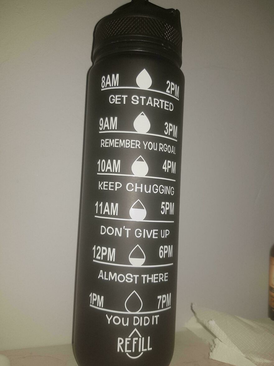 Water bottle with time markers and motivational phrases, featuring a typo that makes it impossible to use effectively.