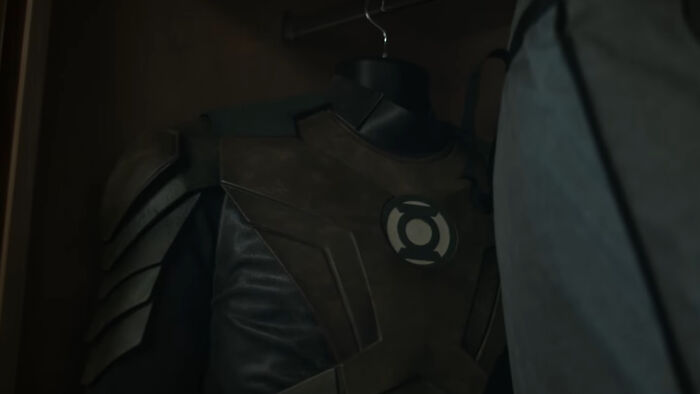 Hal Jordan&rsquo;s Lanterns suit displayed on a mannequin with green and black armor details in a dimly lit room.