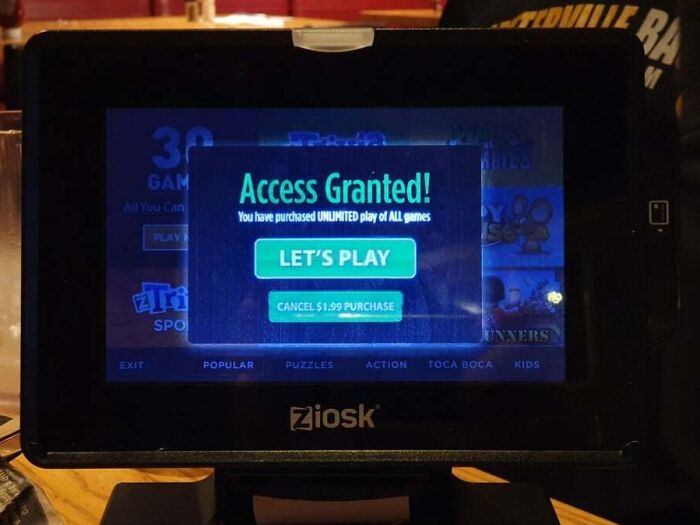 A restaurant tablet showing a confusing purchase screen causing shopping fails and trust issues with digital ordering.