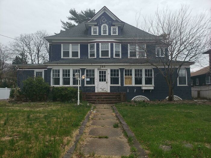 79 People Share The Strange Things Previous Owners Left Behind In Their Homes