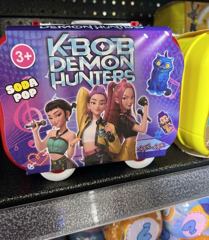 Toy lunchbox featuring characters from K-POP Demon Hunters, a shameless copy design inspired by famous brands.