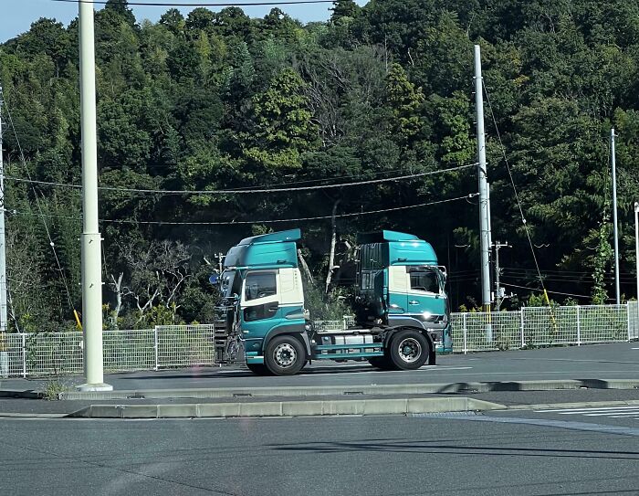 A photo of a truck trailer attached to a truck cab creating a visual illusion that messes with the brain.