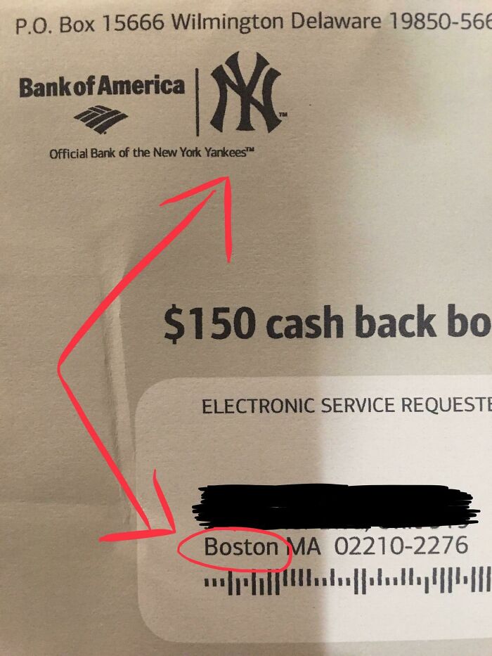 Envelope do Bank of America mostrando o logotipo do New York Yankees com endereço de Boston, destacando um exemplo de desastre de relações públicas.