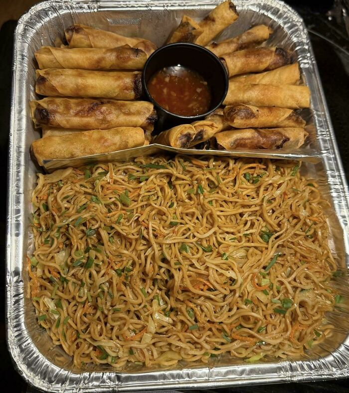 Tray of fried spring rolls and noodles with dipping sauce, illustrating moments people saw the true colors of their friends online.