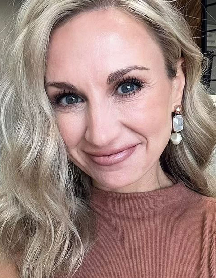 Textos em pĂąnico que o prefeito explodiu depois que ela foi supostamente pega em uma festa na piscina com o amigo do filho Textos em pĂąnico que o prefeito explodiu depois que ela foi supostamente pega em uma festa na piscina com o amigo do filho