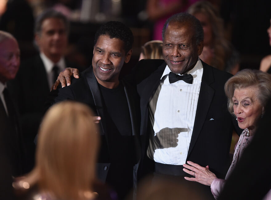 Denzel Washington e Sidney Poitier em evento, destacando o primeiro negro a ganhar um Oscar.