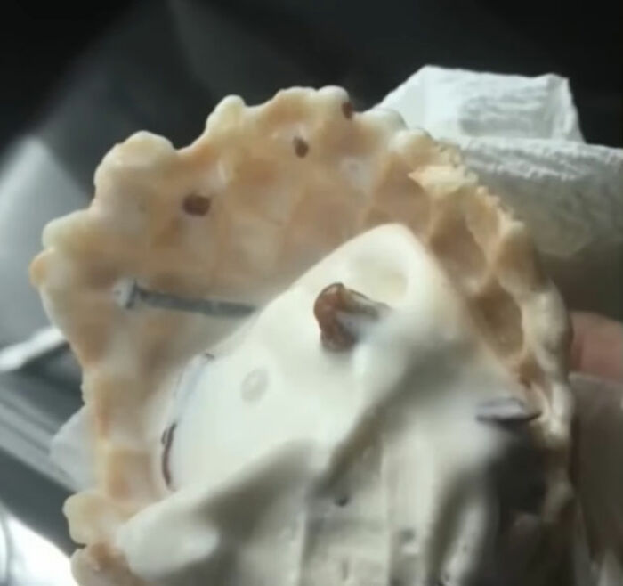 Mulher ganha US$ 14 milhões depois que sorvete a deixou incapaz de ter filhos