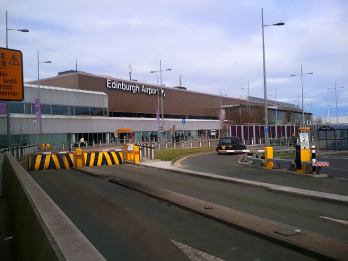 Influenciadora de 23 anos enfrenta prisão depois que policiais fazem descoberta perturbadora em sua mala