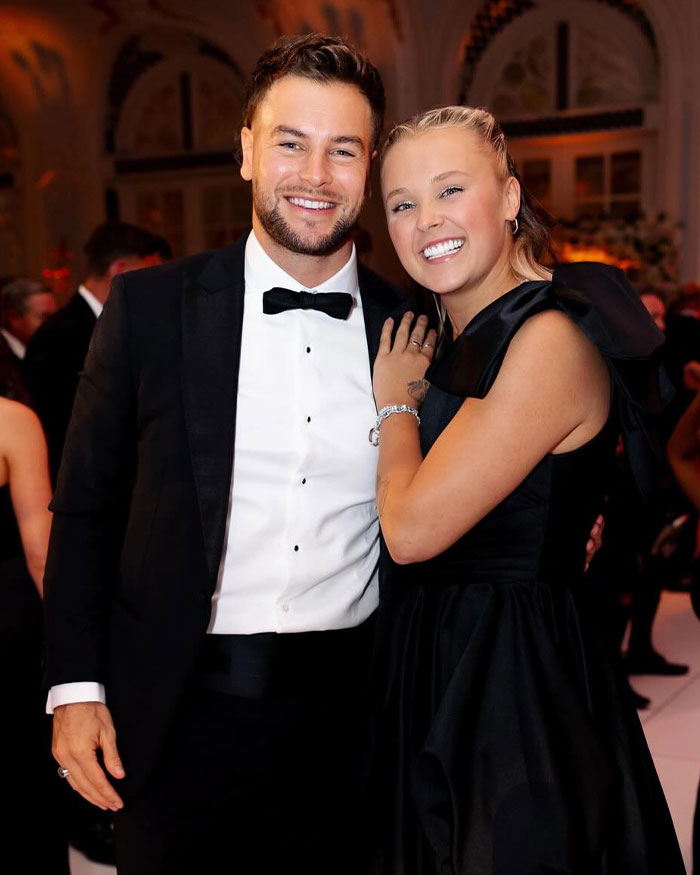 JoJo Siwa revela consequências dolorosas do casamento depois de caminhar até o altar com Chris Hughes JoJo Siwa revela consequências dolorosas do casamento depois de caminhar até o altar com Chris Hughes