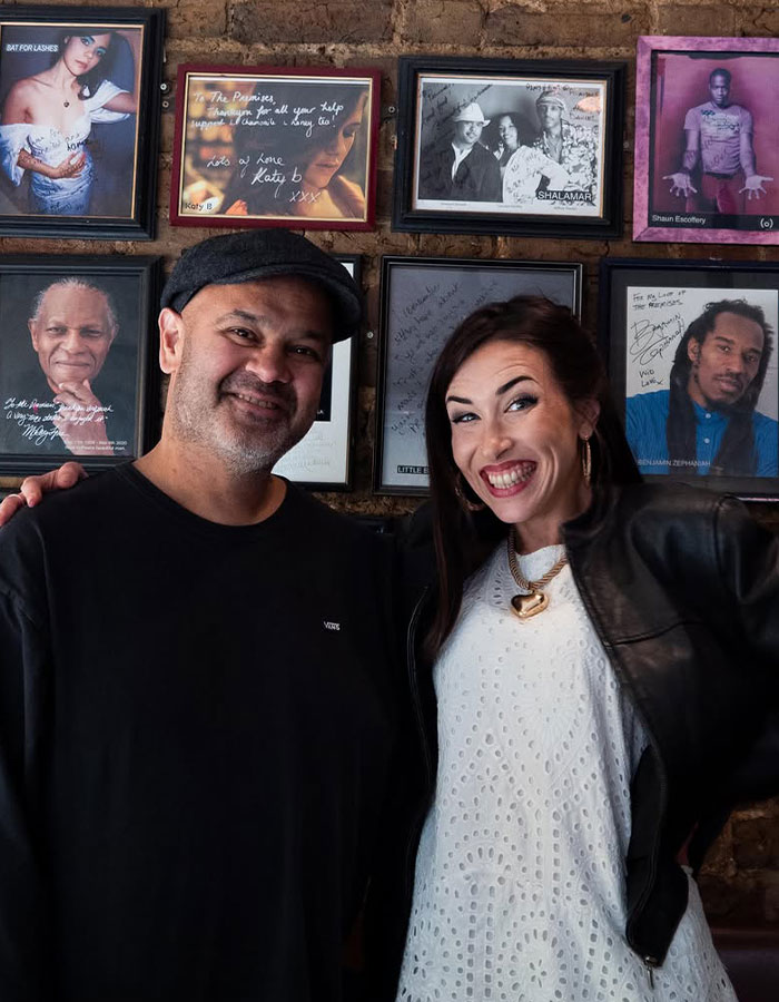 "Jim Carrey's And Amy's Clones": Singer Is Going Viral For Eerie Resemblance To Amy Winehouse "Jim Carrey's And Amy's Clones": Singer Is Going Viral For Eerie Resemblance To Amy Winehouse